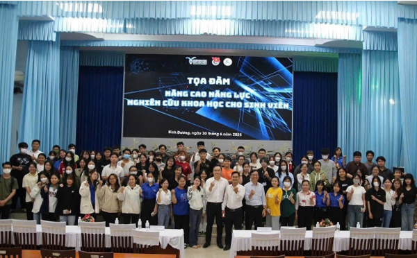 Chi đoàn giảng viên tham gia báo cáo viên Tọa đàm “ Nâng cao năng lực Nghiên cứu khoa học cho sinh viên